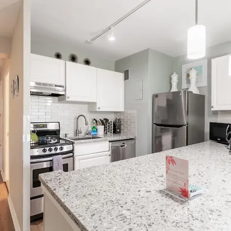 Eclectic Downtown & Cap Hill King Bed & Kitchen-2