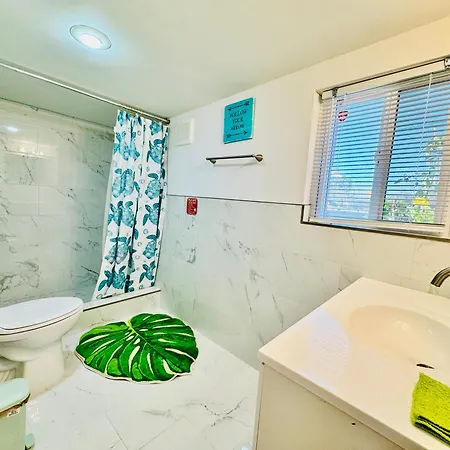 Private Room With Two Twin Beds Air Conditioning And Shared Bathrooms Located Near Seatac Airport And Downtown Seattle-3