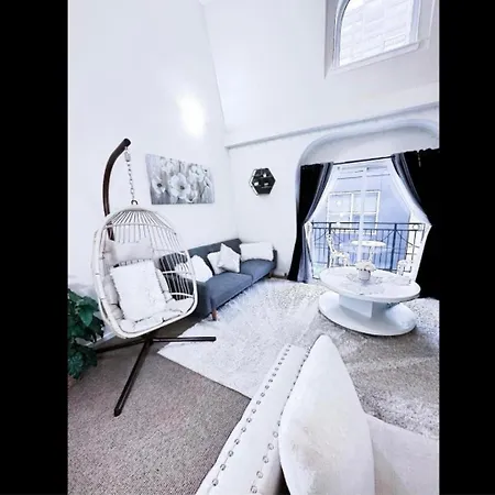 Cozy Downtown Condo Retreat With Space Needle View-3