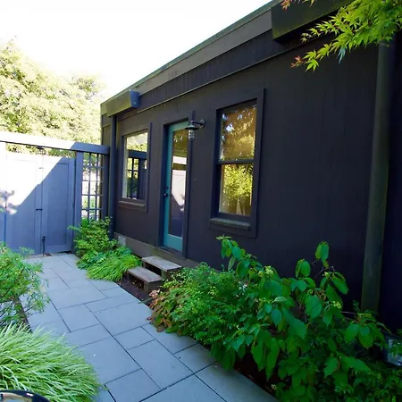 Phinney Ridge Flat With Backyard Oasis-2