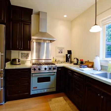 Phinney Ridge Flat With Backyard Oasis-3