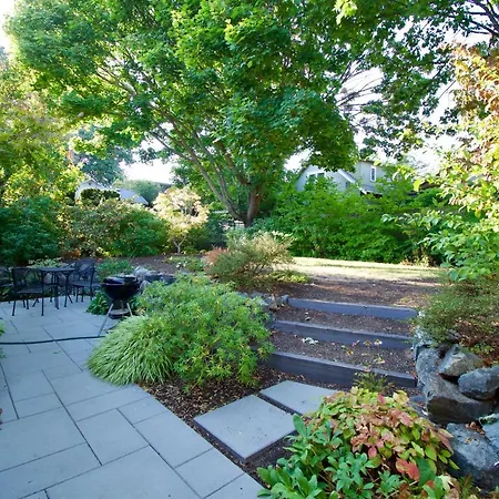 Phinney Ridge Flat With Backyard Oasis-2