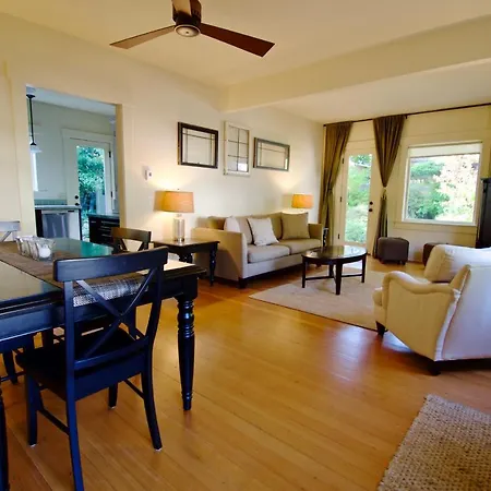 Phinney Ridge Flat With Backyard Oasis-2