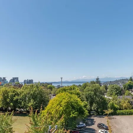 Clean & Bright Urban Studio In Capitol Hill!-3
