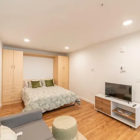 Clean & Bright Urban Studio In Capitol Hill!-2