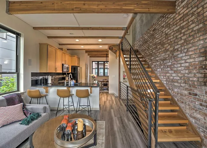 Upscale Home With Patio Walk To Green Lake Park