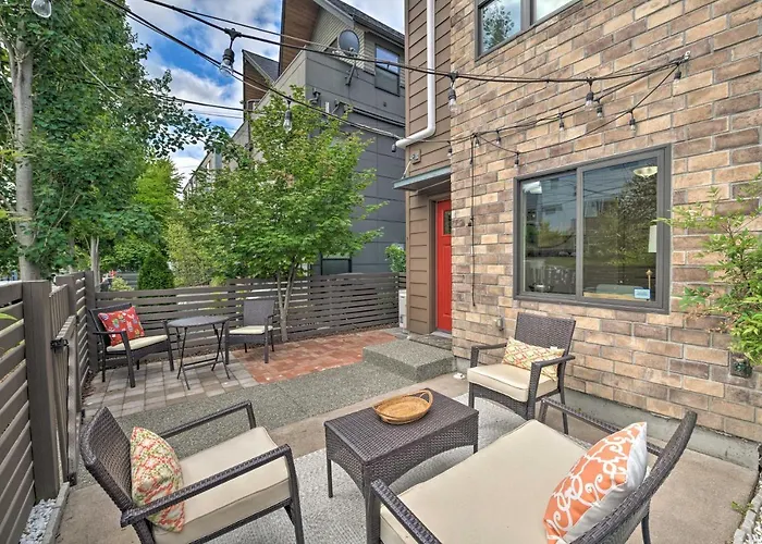 Upscale Home With Patio Walk To Green Lake Park