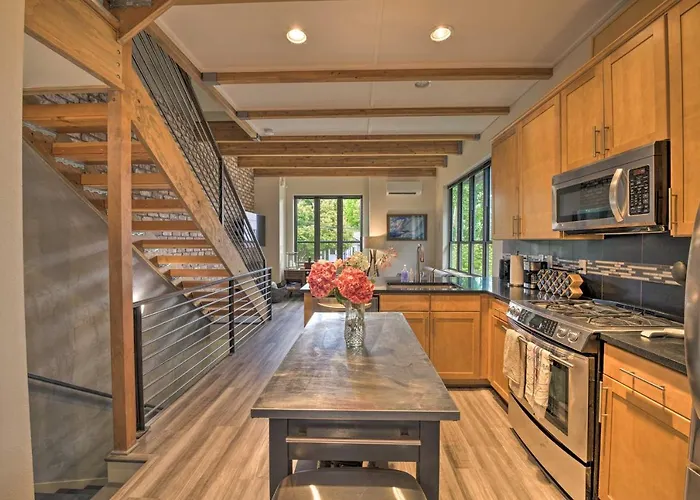 Upscale Home With Patio Walk To Green Lake Park