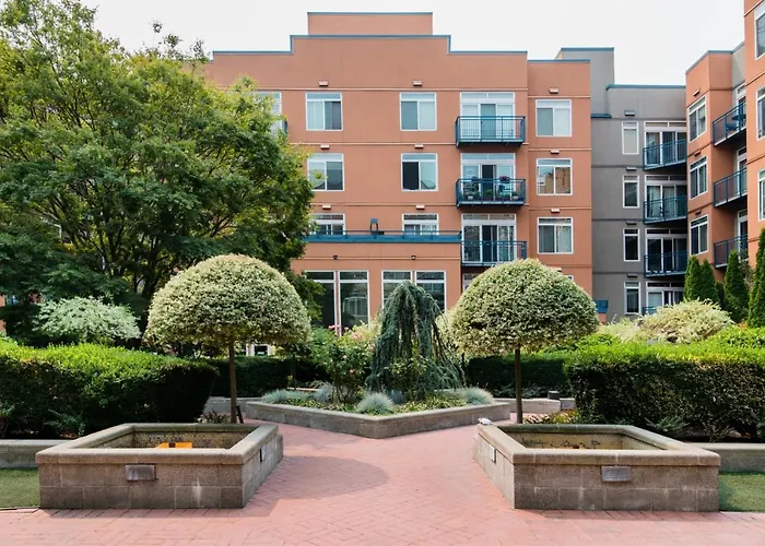 City Water View Oasis With Pool & Gym Near Cruise In Heart Of Seattle