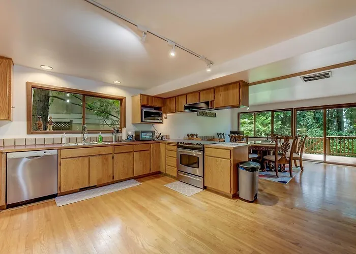 Spacious Cabin Style Home With Hot Tub, Sauna, Ac, King Bed, Loft, Free Parking