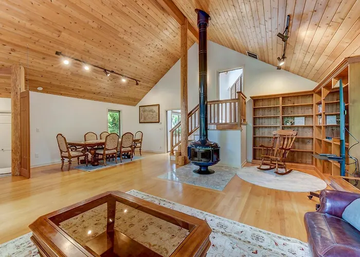 Spacious Cabin Style Home With Hot Tub, Sauna, Ac, King Bed, Loft, Free Parking