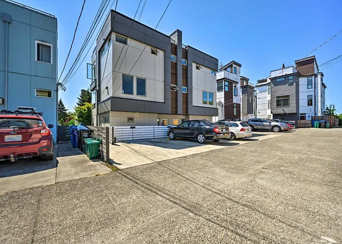 Canal & Mtn Views: Pet-Friendly Seattle Retreat