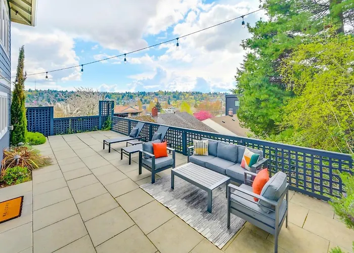 "The Fremont Lookout" With Deck & Gourmet Kitchen! Apts