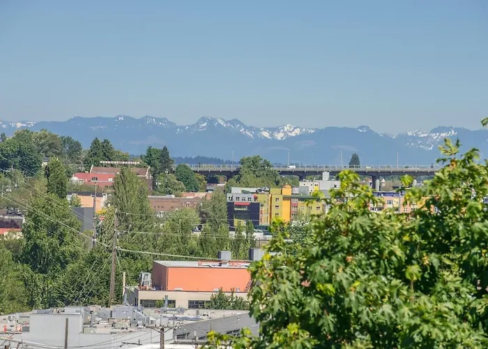 5 Min To Downtown Seattle! 3Br & 2Ba Cozy Townhome Townhouse