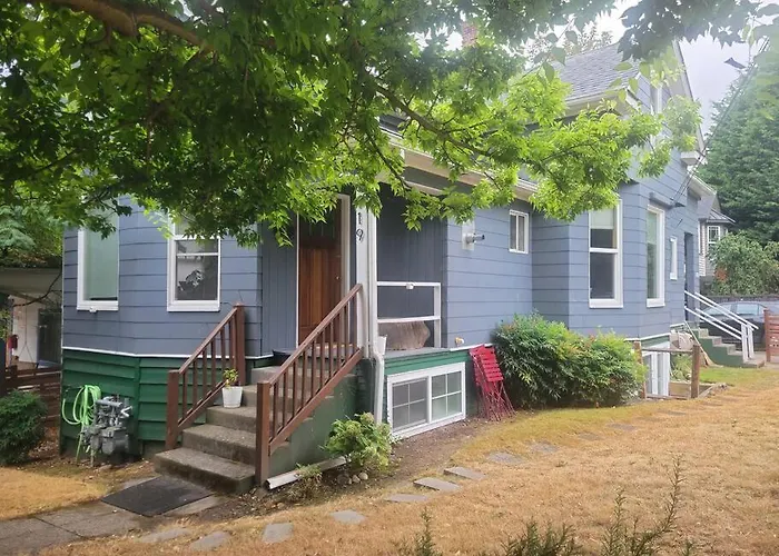 Large Funky 2 Or 3 Bedroom Unit In Prime Location