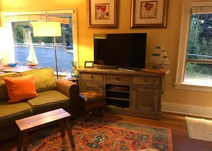 Cheerful 3 Bdrm W/ Kitchen & Lr In West Seattle