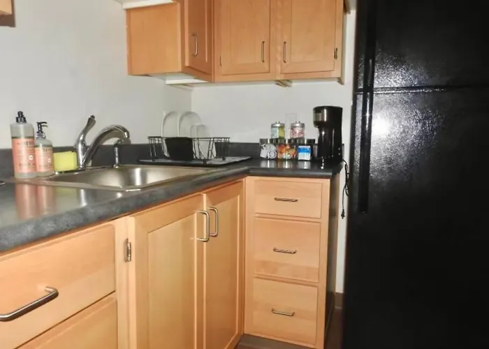 'The Golden Serene' Unique Fully Furnished Apartment Free Wifi / Parking Seattle