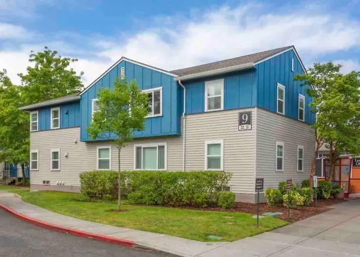 'The Golden Serene' Unique Fully Furnished Apartment Free Wifi / Parking Seattle
