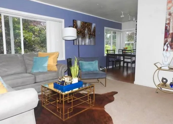 'The Golden Serene' Unique Fully Furnished Apartment Free Wifi / Parking Seattle