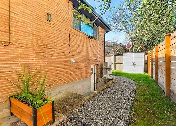 Lilac In Law, Picturesque lower unit Seattle