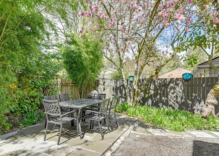 Seattle Home With Private Yard About 8 Mi To Dtwn!
