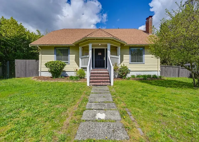 Seattle Home With Private Yard About 8 Mi To Dtwn!