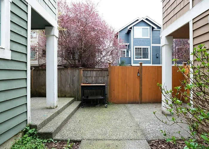 Pet friendly Snug Suite Near Greenlake! Seattle