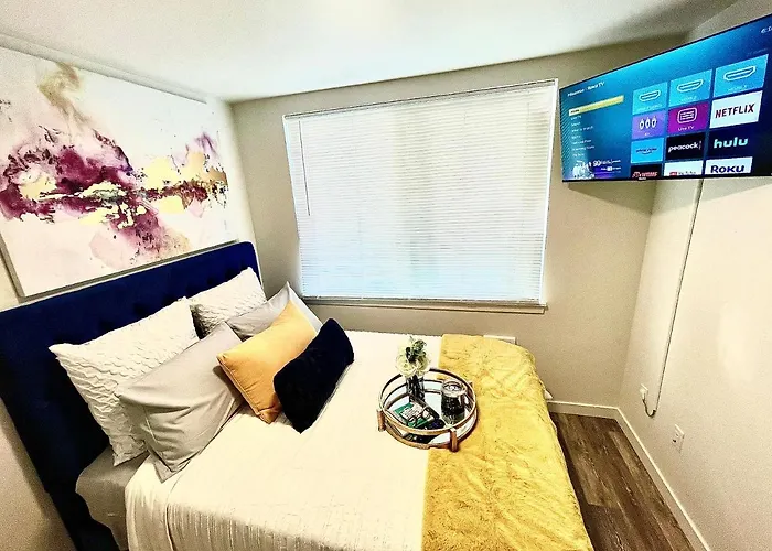 Urban Haven: Luxurious Condo With Exclusive Rooftop Access In Seattle