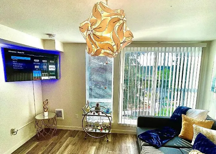 Urban Haven: Luxurious Condo With Exclusive Rooftop Access In Seattle