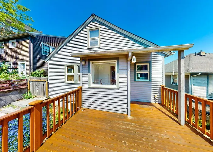 Pet friendly Wallingford Manor Villa Seattle