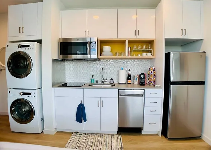 Modern Roosevelt Urban Studio - Rainier Views