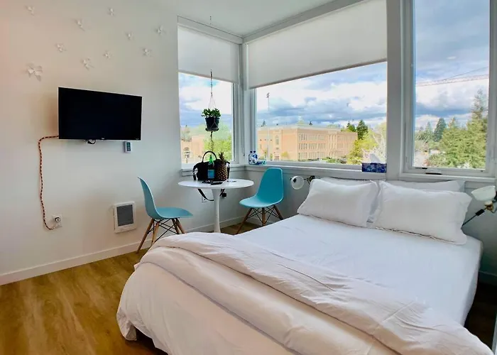Modern Roosevelt Urban Studio - Rainier Views