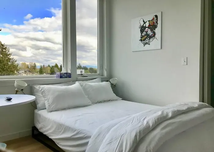 Modern Roosevelt Urban Studio - Rainier Views