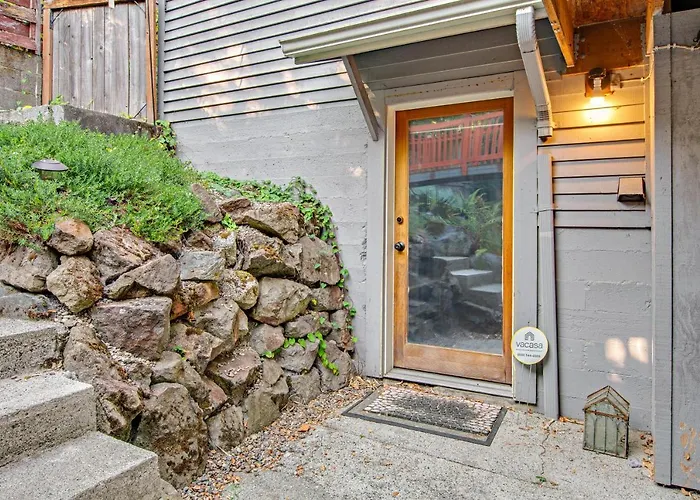 Pet friendly Wallingford Manor Villa Seattle