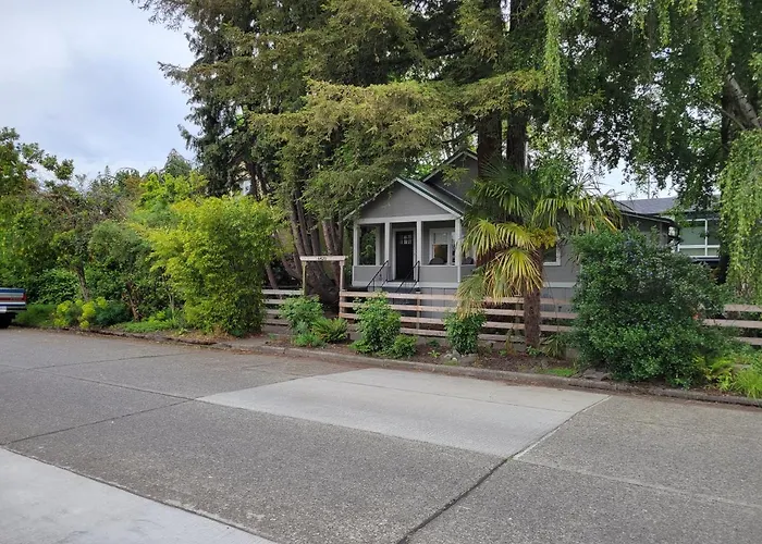 Modern Craftsman Garden Patio In Georgetown Villa Seattle