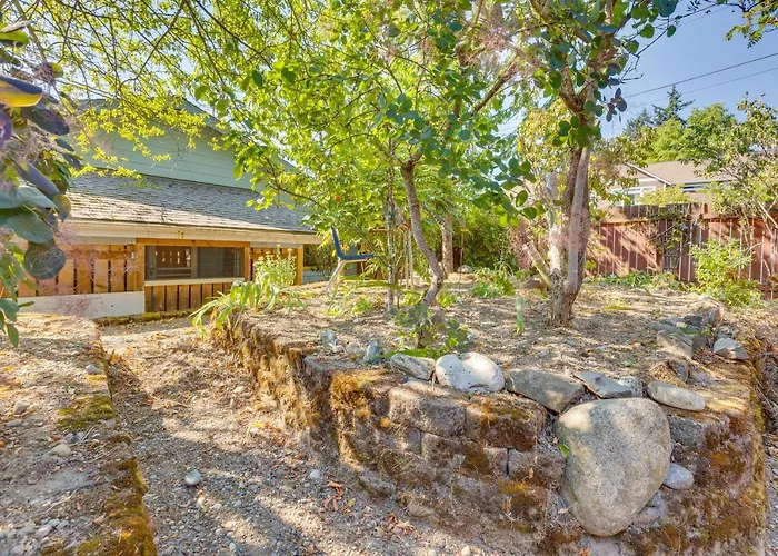 Seattle Retreat Patio, Outdoor Dining And Fireplace