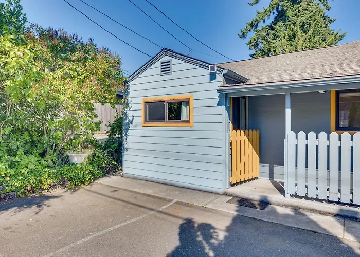 Less Than 1 Mi To Mall! Bright Single-Level Seattle Home
