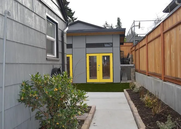 Cozy Crown Hill Carkeek Cottage W/3 Beds, Full Kitchen & Backyard In North Seattle
