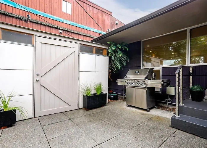 Stylish Seattle Vacation Rental With Water View