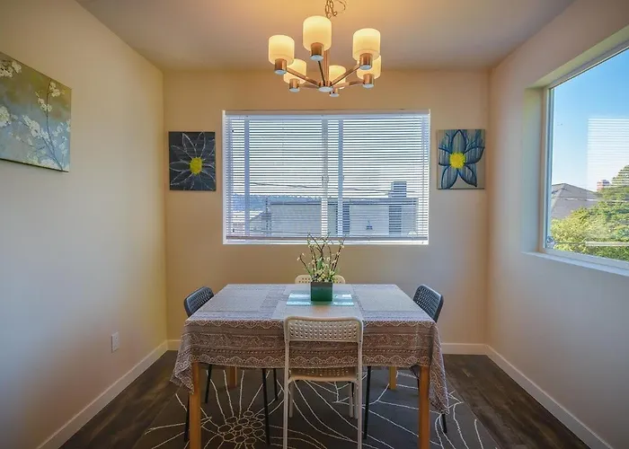 Seattle Urban Village -Private Room- Vashon - Roof Top View Deck