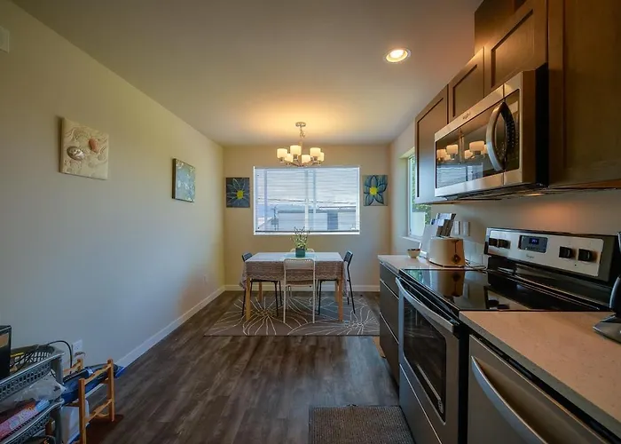 Seattle Urban Village -Private Room- Vashon - Roof Top View Deck
