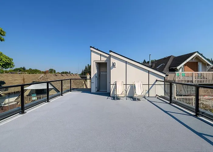 Seattle Urban Village -Private Room- Vashon - Roof Top View Deck