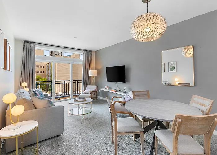 Pet friendly Belltown Perch, Explore Like A Local 99 Walkscore Seattle