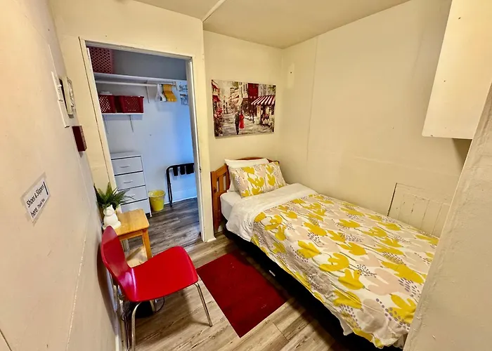 Tiny Private Room At The Upper Level Of A Big House With Shared Bathroom Seattle