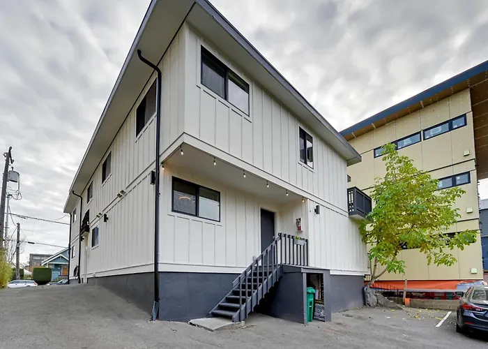 Pet friendly Cozy Seattle Apt In Ballard About 7 Mi To Downtown!