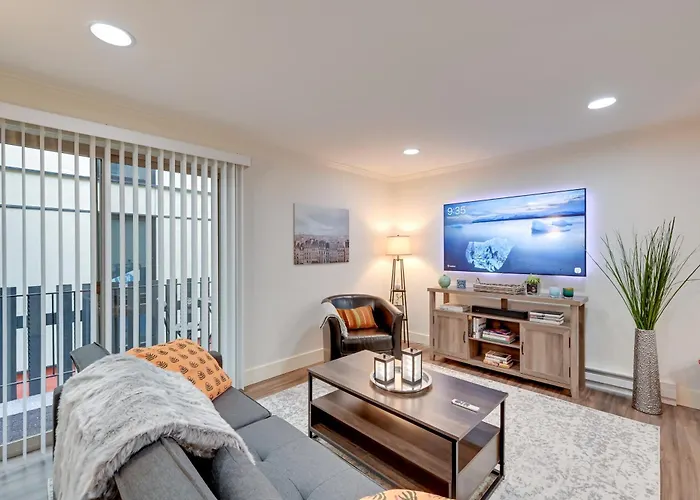 Pet friendly Cozy Seattle Apt In Ballard About 7 Mi To Downtown!
