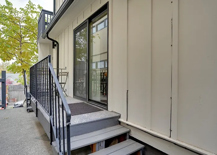 Pet friendly Cozy Seattle Apt In Ballard About 7 Mi To Downtown!
