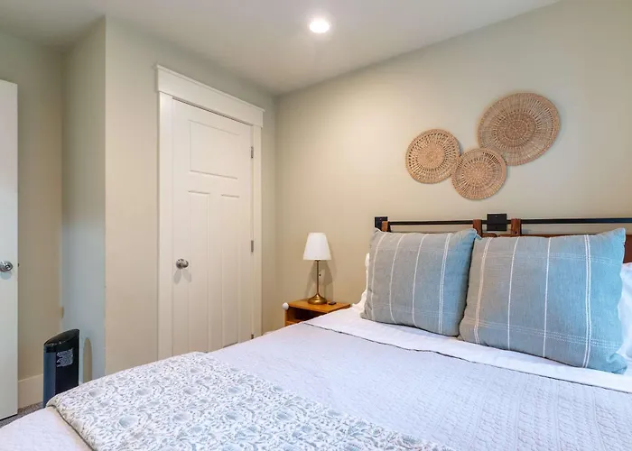 Pet friendly Exquisite Central Townhome With Spacious Loft And Gourmet Kitchen Seattle