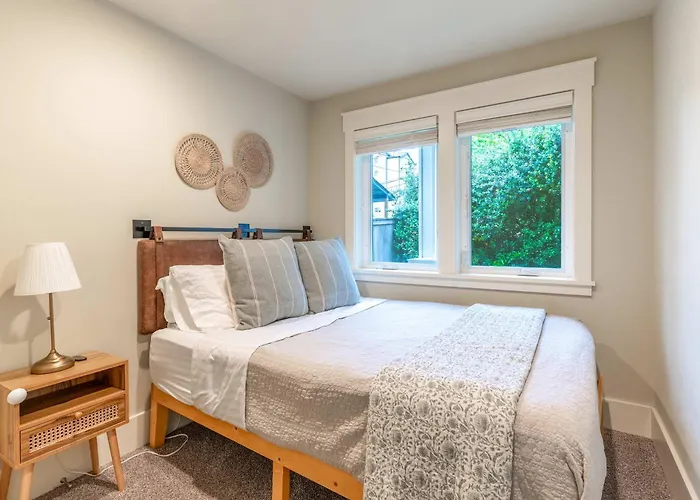 Pet friendly Exquisite Central Townhome With Spacious Loft And Gourmet Kitchen Seattle