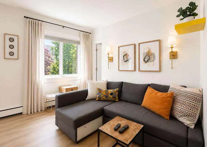 Colorful Downtown Condo, 2 Bedrooms, King Bed